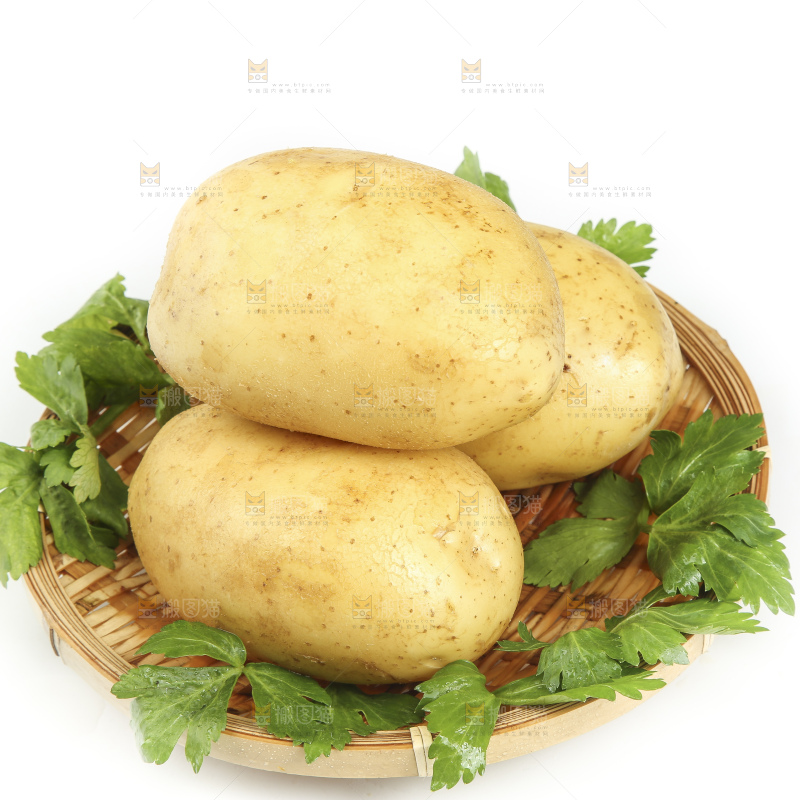 白底上放着土豆