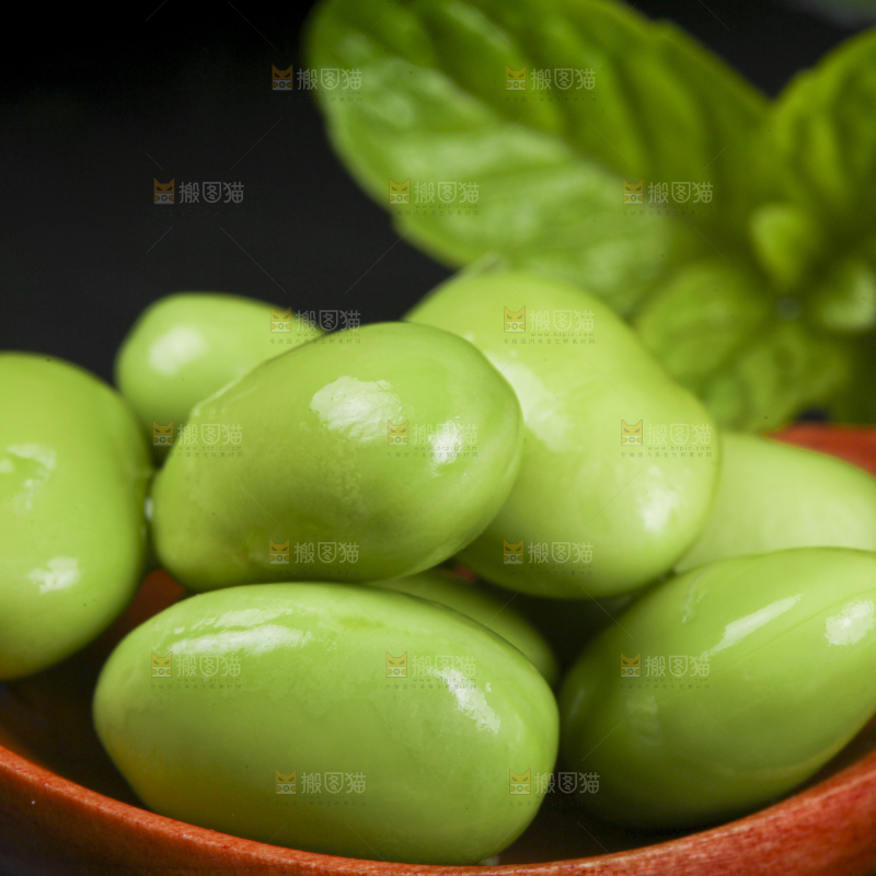 勺子里装着毛豆粒