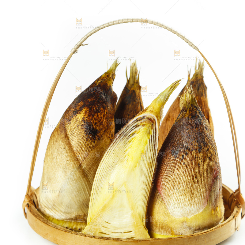 竹篮里放着黄泥春笋