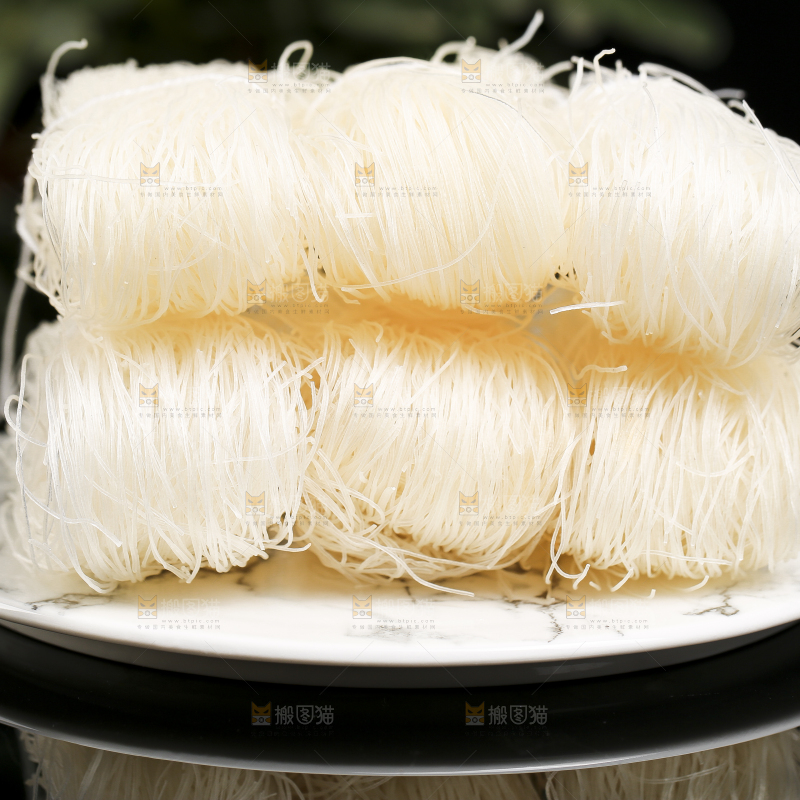 盘子里装着江西粉丝