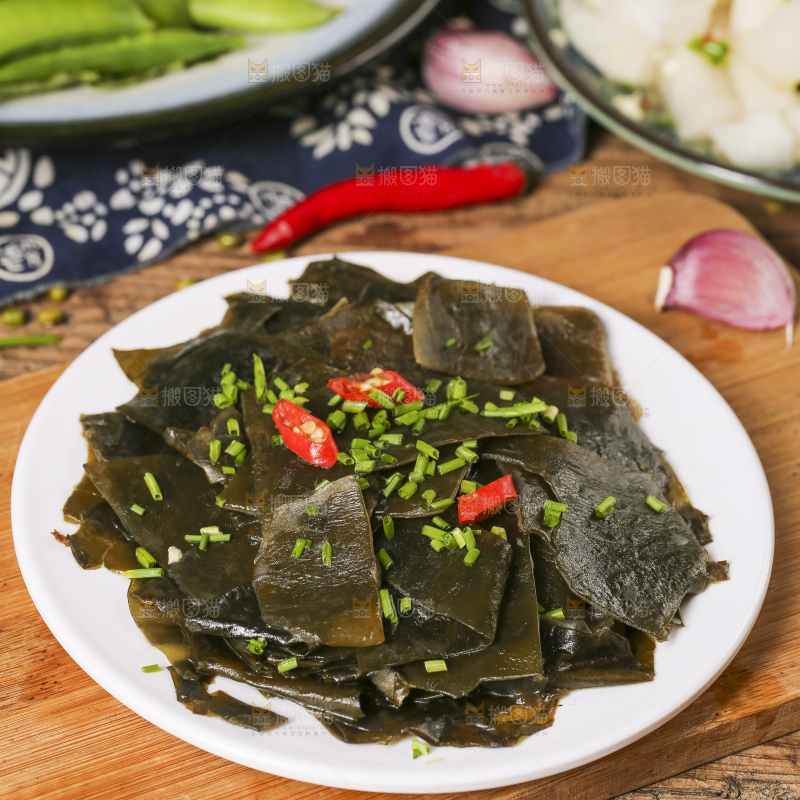 盘子里装着的凉拌海带