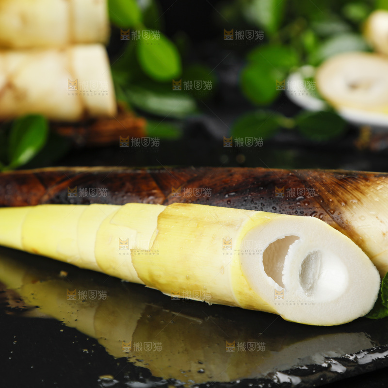 深底上放着新鲜临安春笋