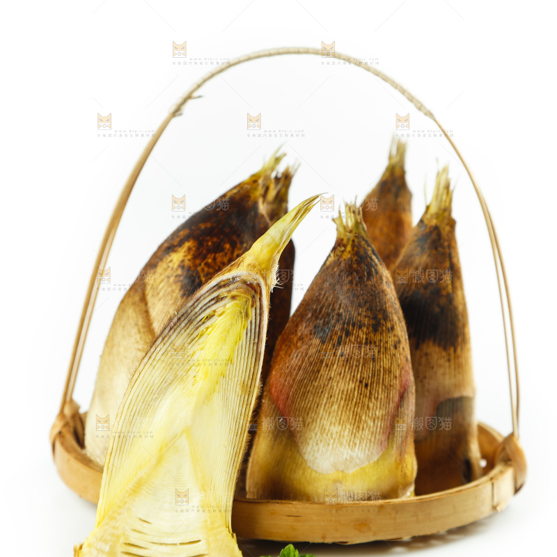 竹篮里放着黄泥春笋