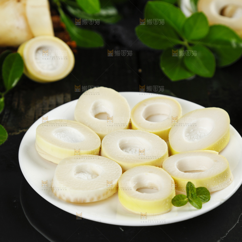 黑底上放着一盘切开的富阳春笋