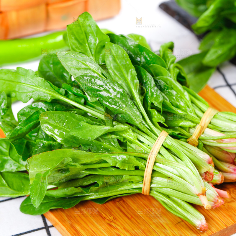 格子底上放着一堆绿色菠菜