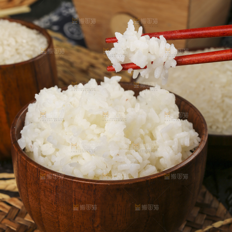 深底上放着一碗米饭