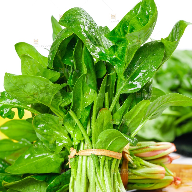 木板上放着菠菜