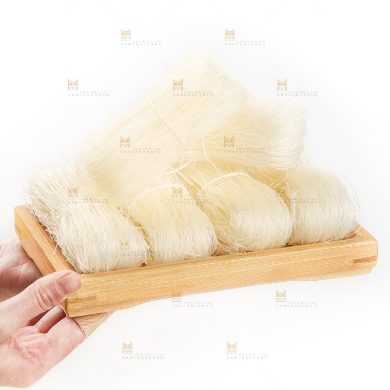 双手端着木盘里的粉丝