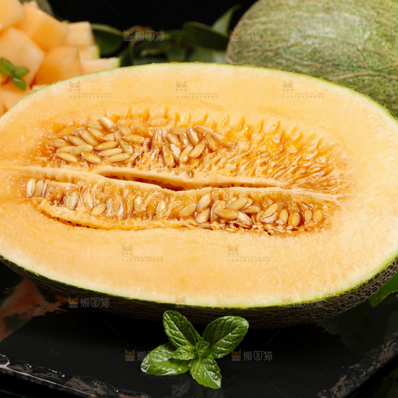 深底上放着切开的西州蜜25号