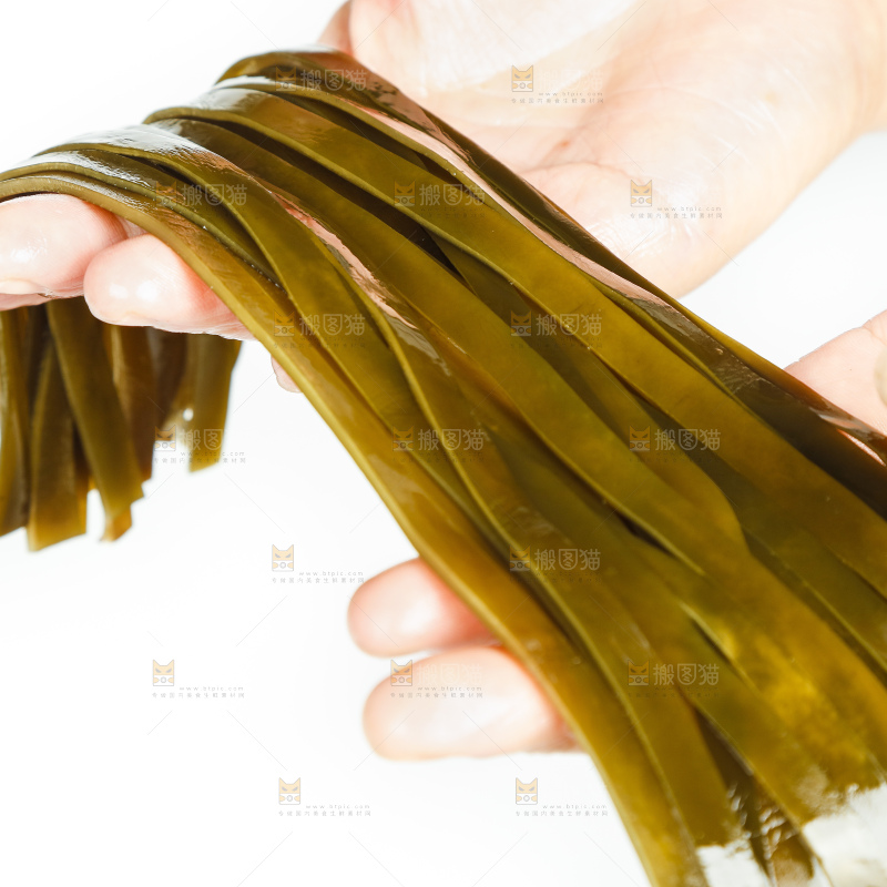 手里拿着海带丝