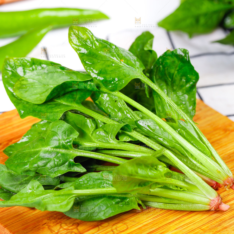 格子底上放着一堆绿色菠菜