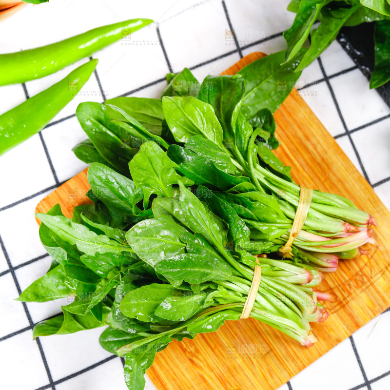 格子底上放着一堆绿色菠菜