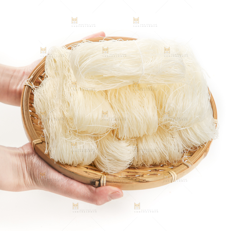 双手捧着竹篮里的放着粉丝