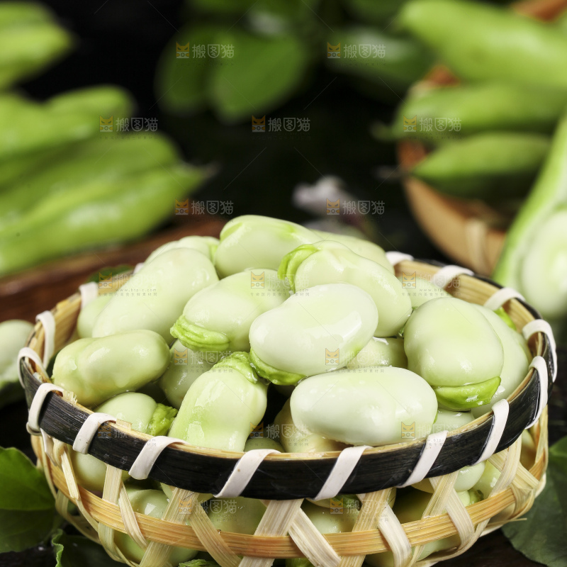 一筐新鲜云南蚕豆粒放在深底上