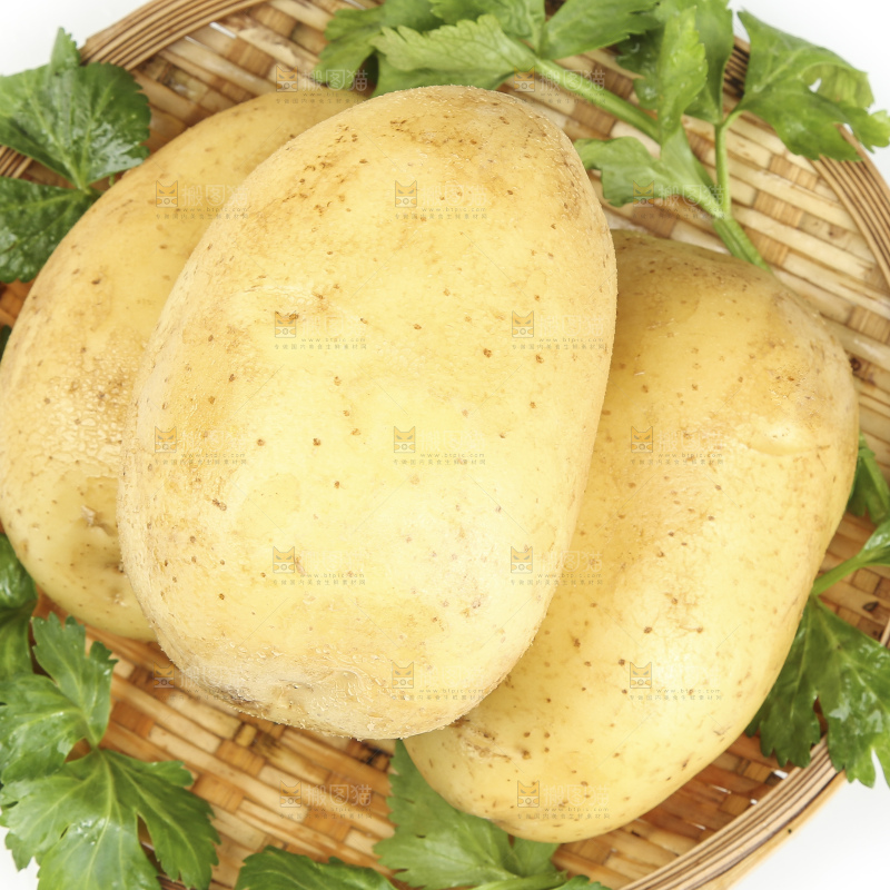 白底上放着土豆