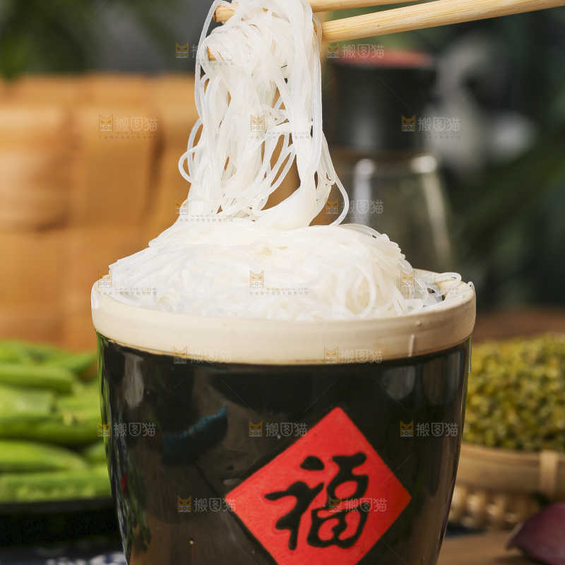 小桶里装着米粉