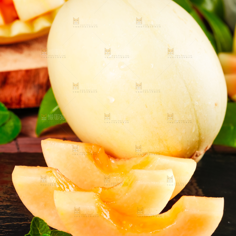 黑石板上放着切开的东方蜜一号