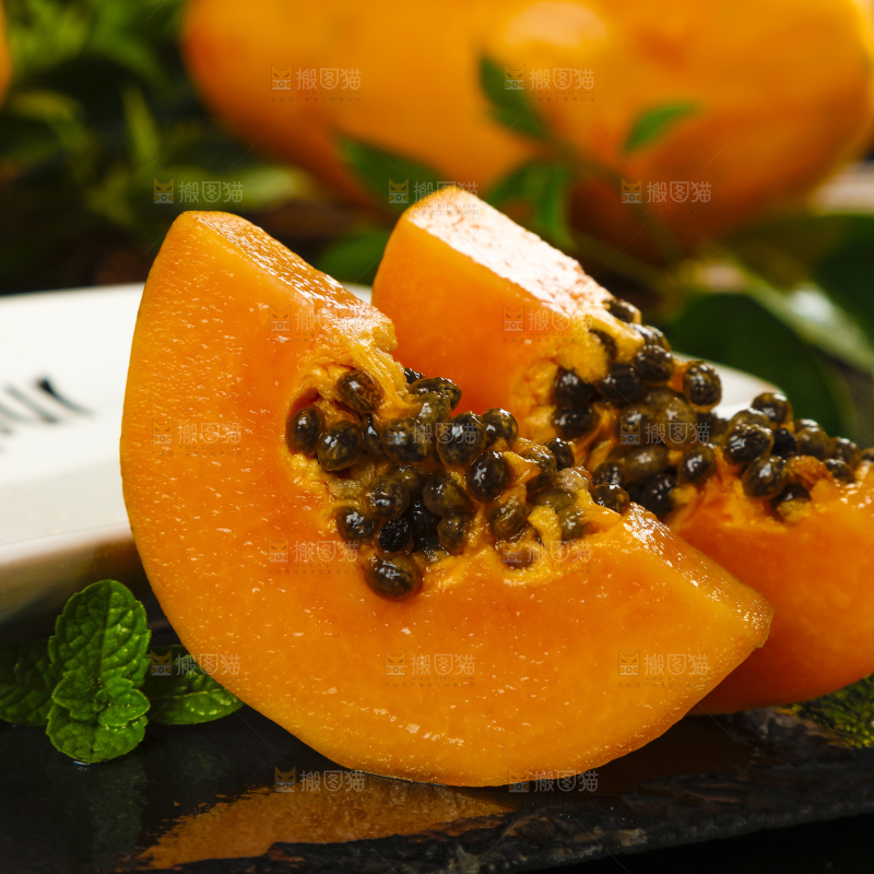 深底上放着新鲜的冰糖木瓜