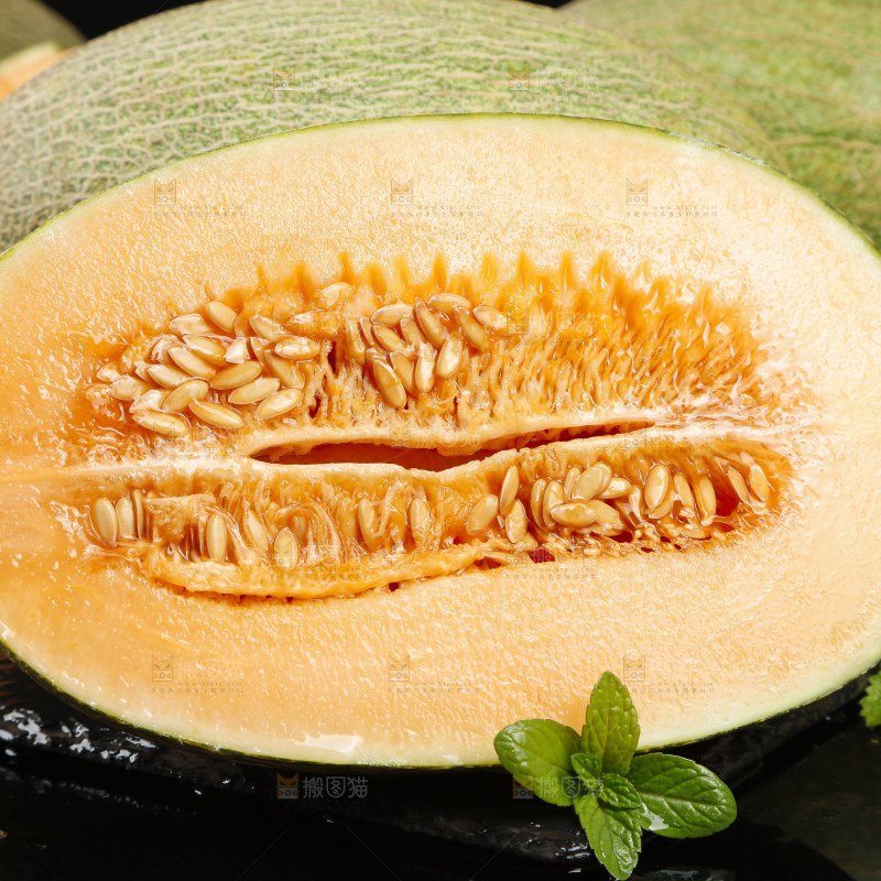 深底上放着切开的西州蜜25号