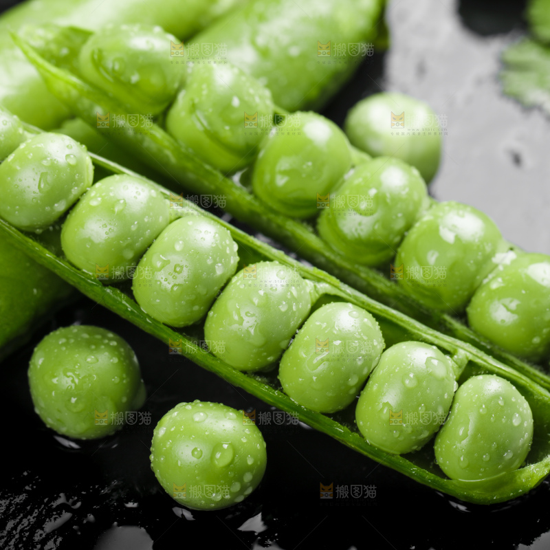 黑石板上堆放着甜豌豆