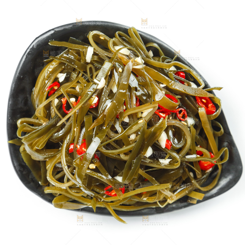 白底上放着一盘凉拌海带丝