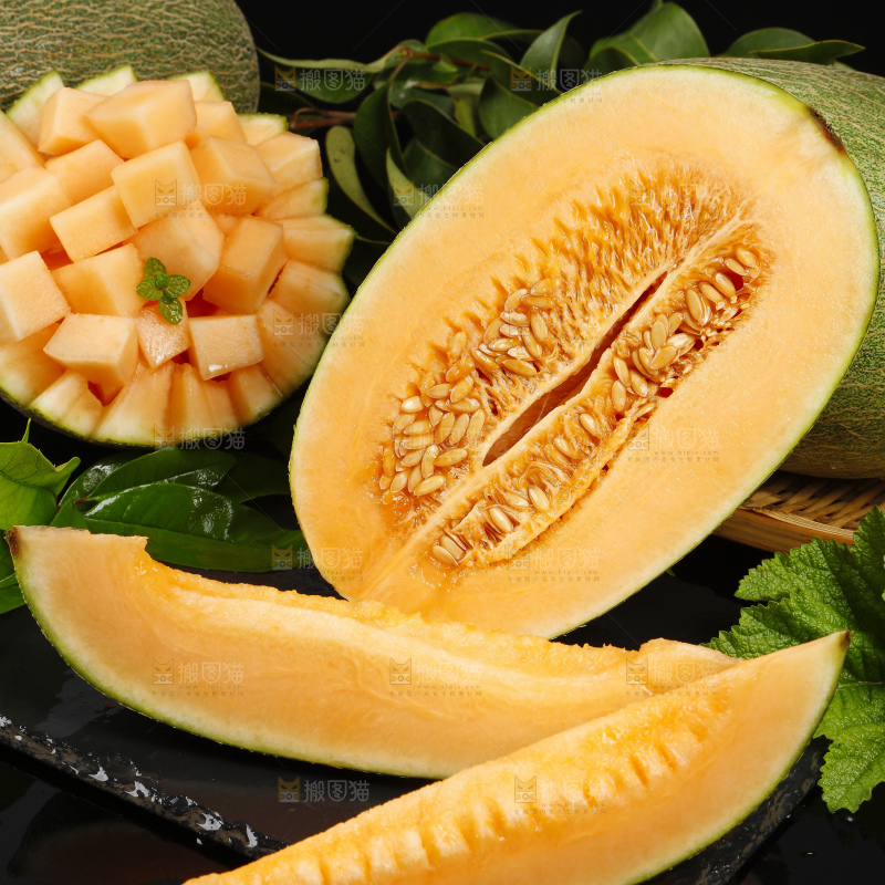 深底上放着切开的西州蜜25号