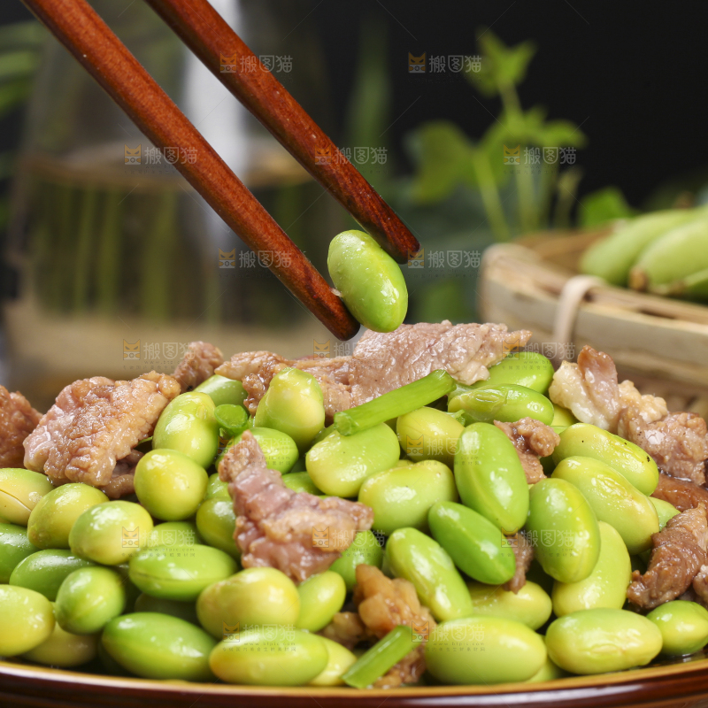 木底上放着一盘毛豆炒肉