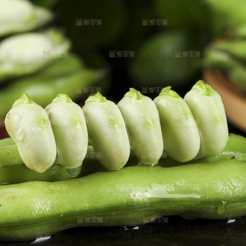 木底上放着剥壳的新鲜蚕豆