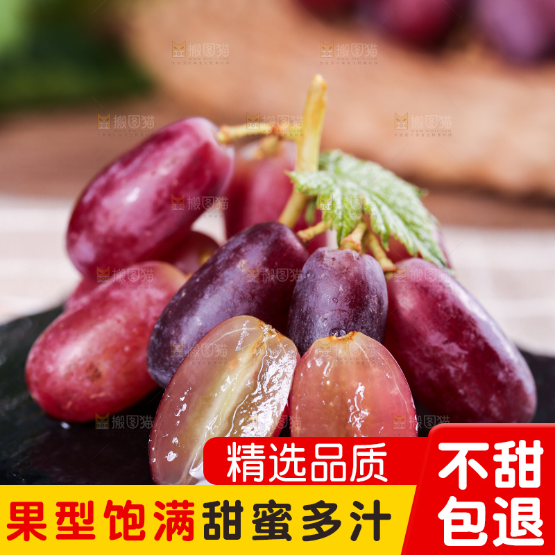 黑石板上放着切开的澳洲美人指葡萄
