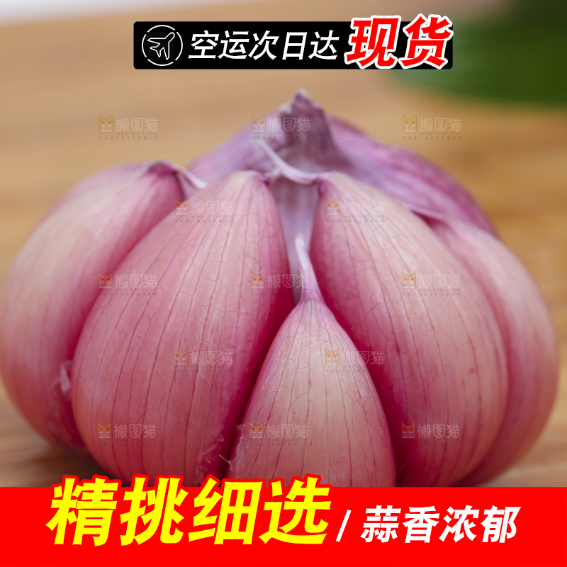 木底上放着新鲜云南紫皮大蒜