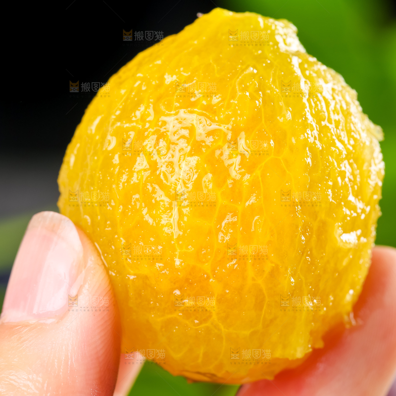 手拿着新鲜西梅果肉