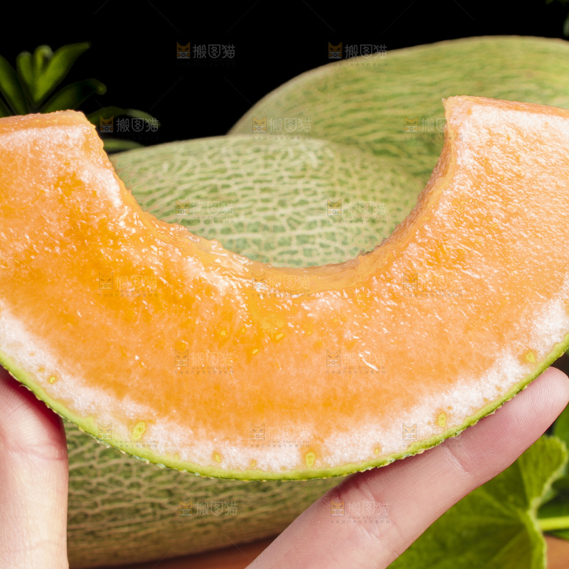 手拿切开的哈密瓜