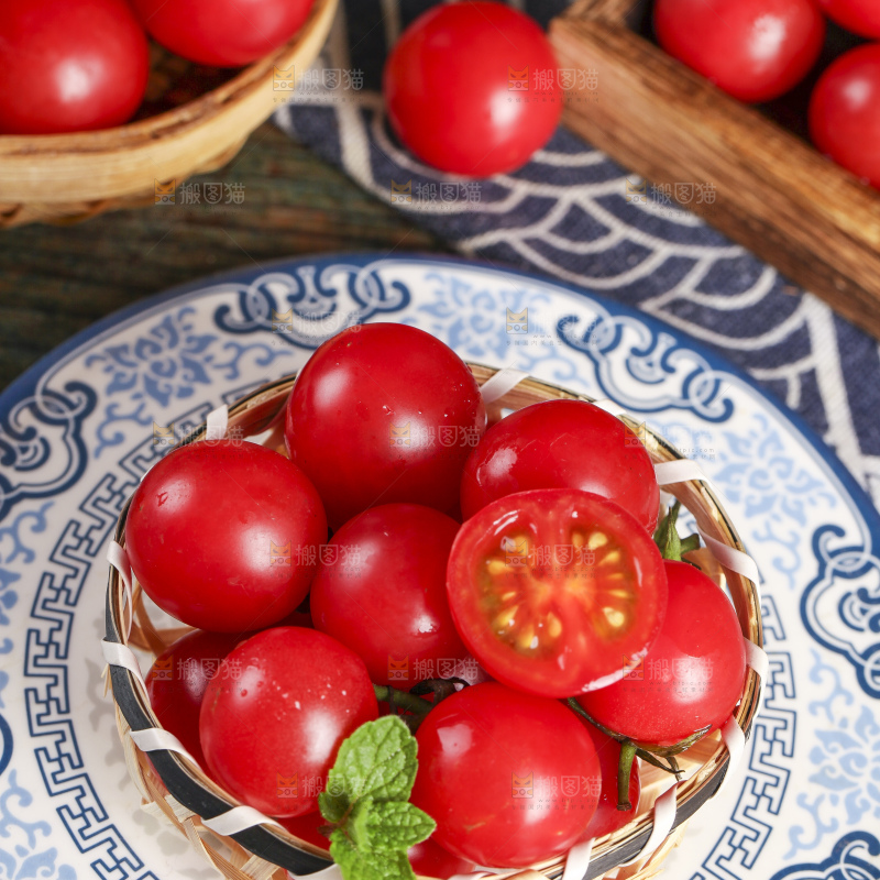 深底上放着釜山新鲜圣女果