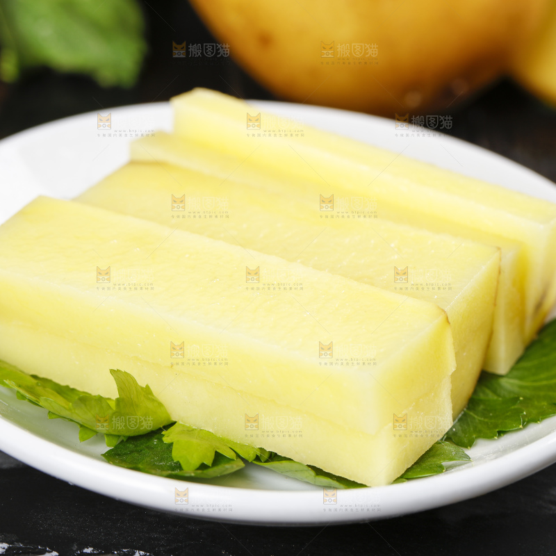黑底上放着切好的土豆条