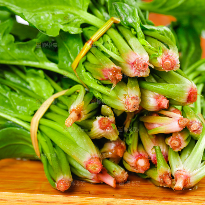 木板上放着菠菜