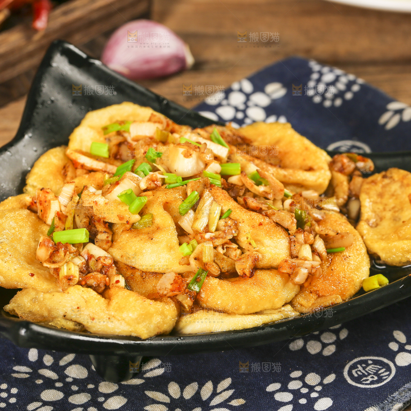 木板上放着一盘炒油豆腐