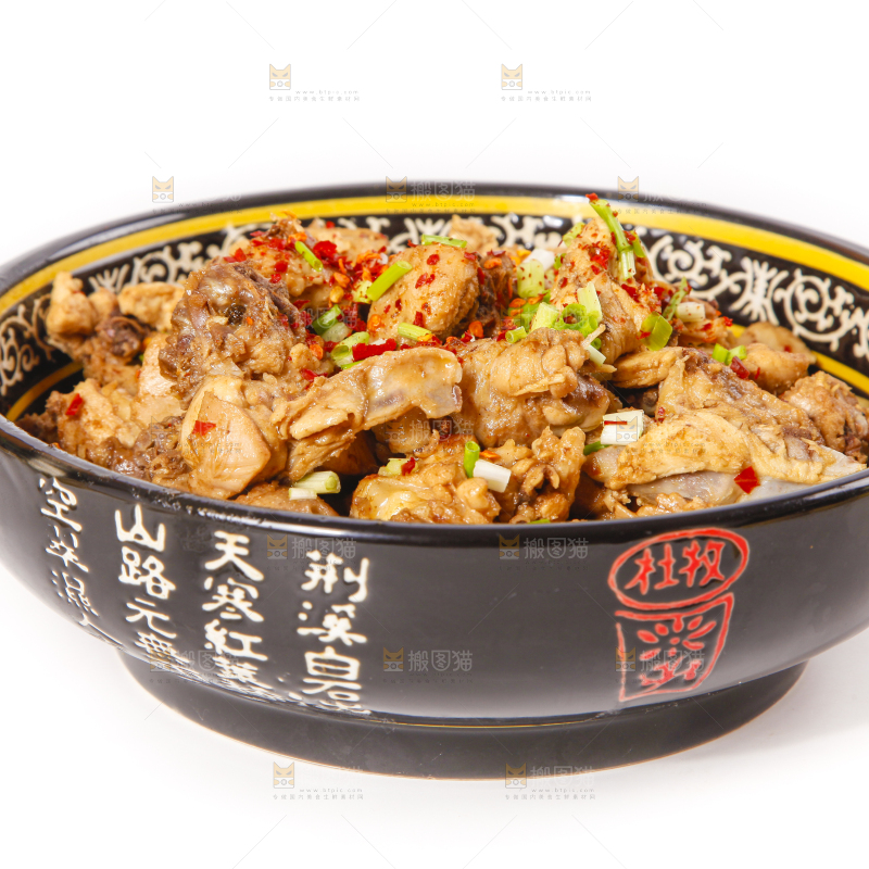 白底上放着一盘红烧鸡肉
