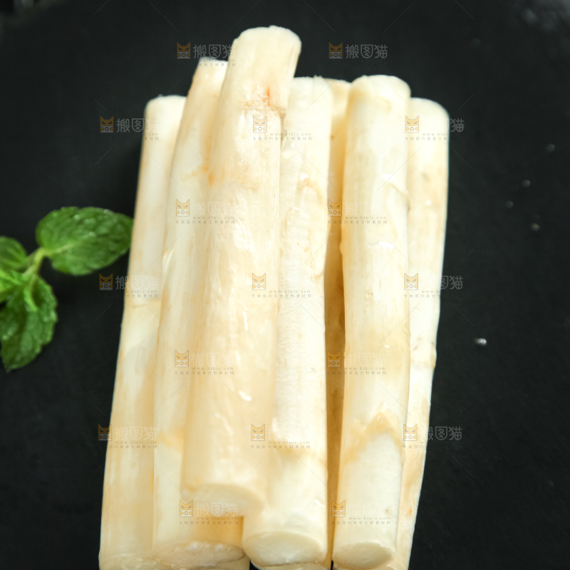 黑石板上放着百芦笋