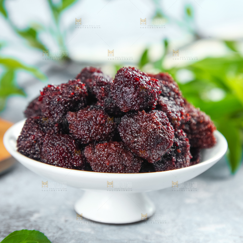 盘子里放着杨梅干