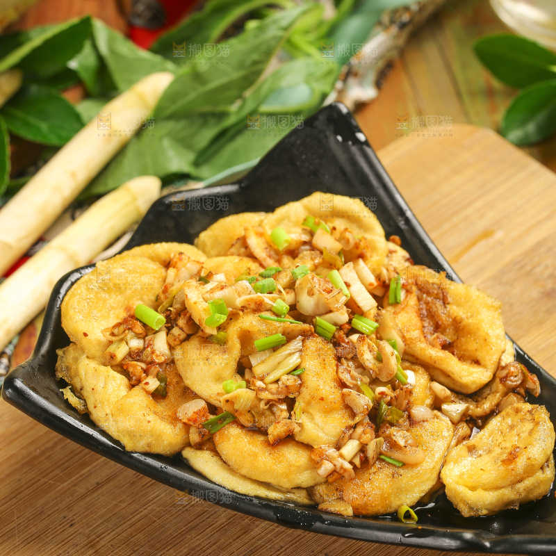木板上放着一盘炒油豆腐
