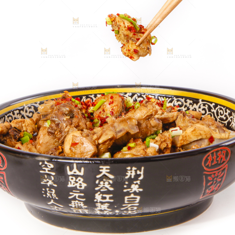 白底上放着一盘红烧鸡肉