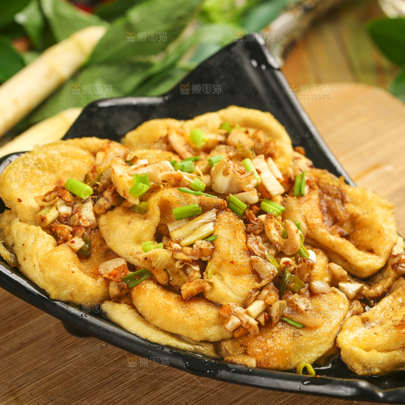木板上放着一盘炒油豆腐