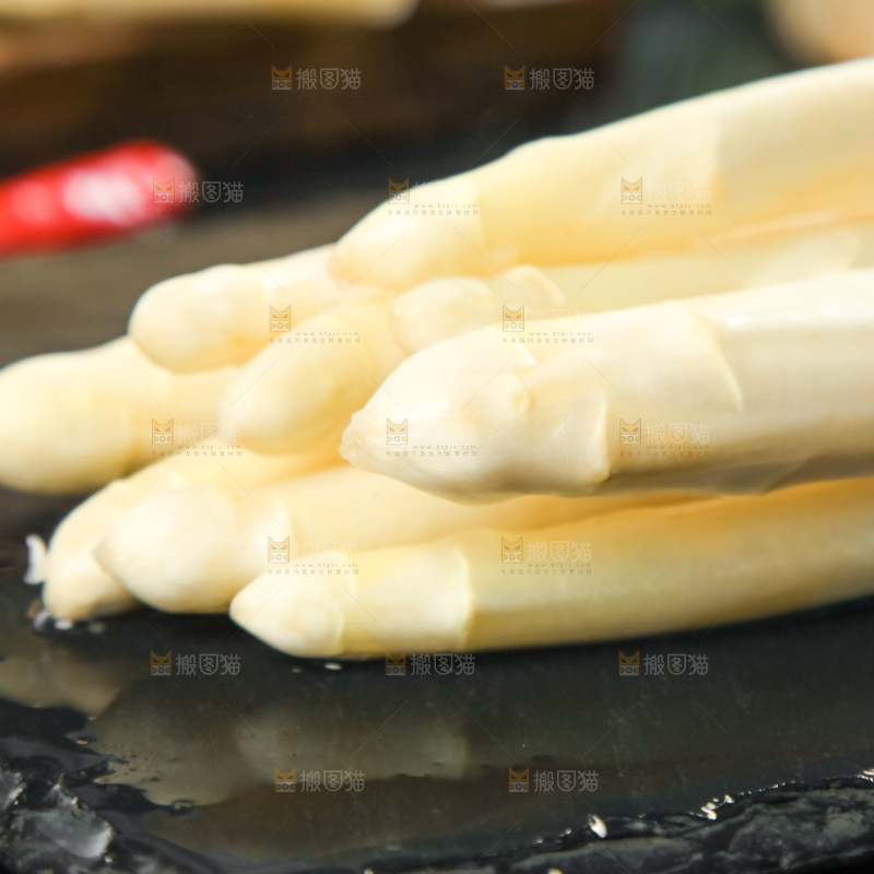 黑石板上放着百芦笋