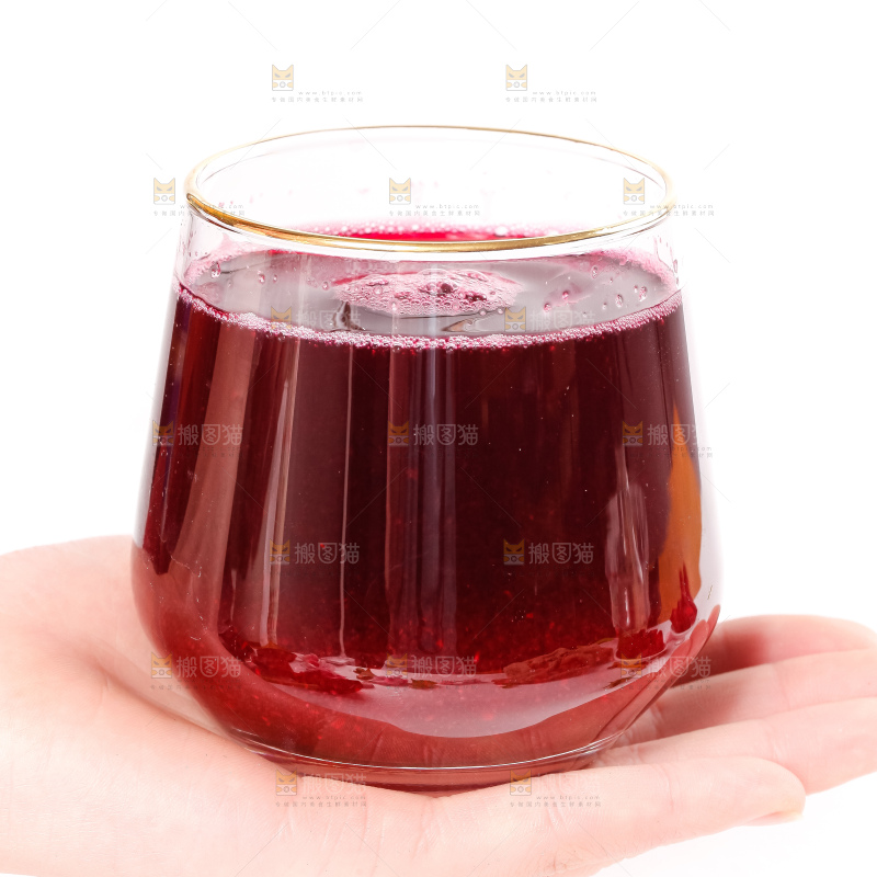 手里拿着一杯甜菜头汁