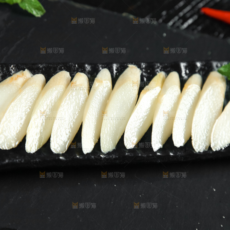 盘子里装着切开的白芦笋