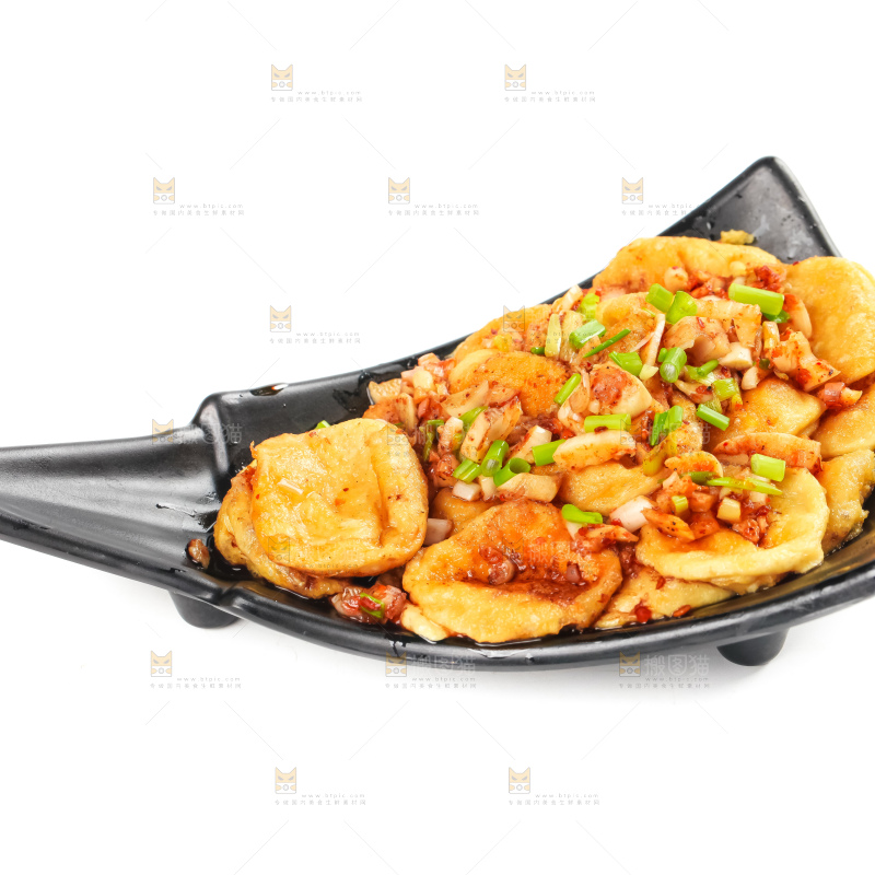 白底上放着一盘麻辣油豆腐