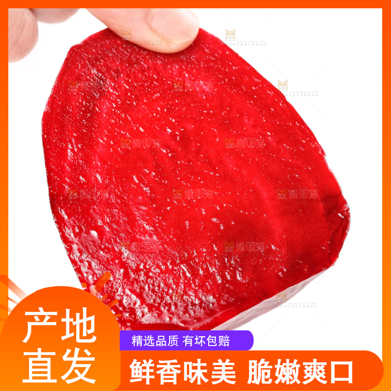 手里拿着切块的甜菜头