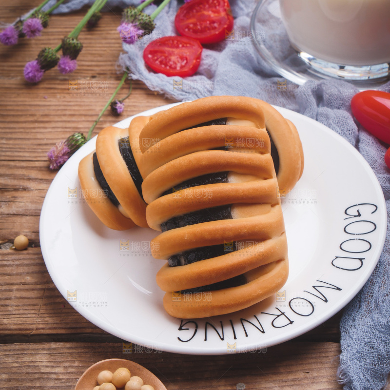 木底上放着一盘海苔面包