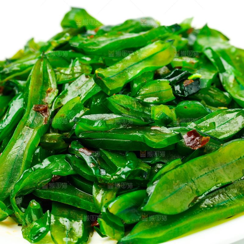 一盘香辣海白菜放在白底上