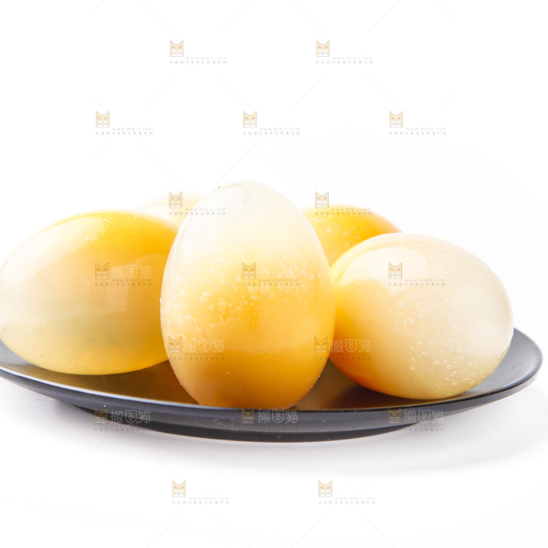 一盘糖心变蛋放在白底上